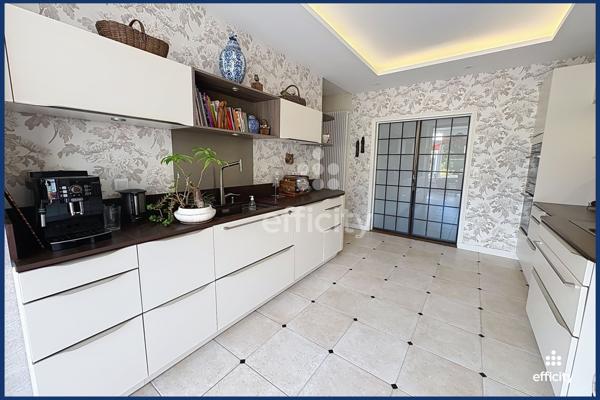 Maison
         8 pièces
        - 255 m² Bien prestige 679 800 € *