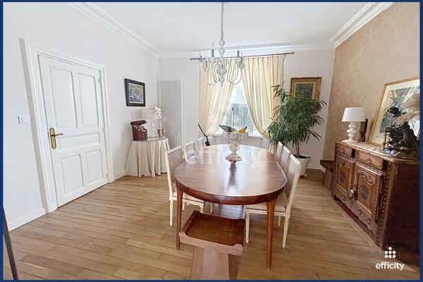 Maison
         8 pièces
        - 255 m² Bien prestige 679 800 € *
