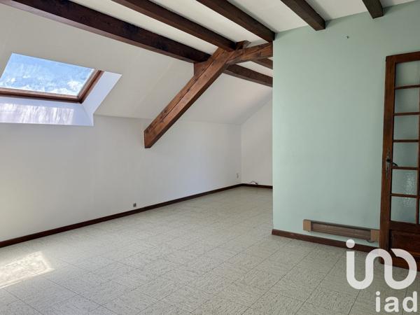 Maison traditionnelle 9 pièces de 187 m² à Cornier (74800)