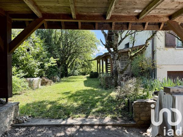 Maison traditionnelle 9 pièces de 187 m² à Cornier (74800)