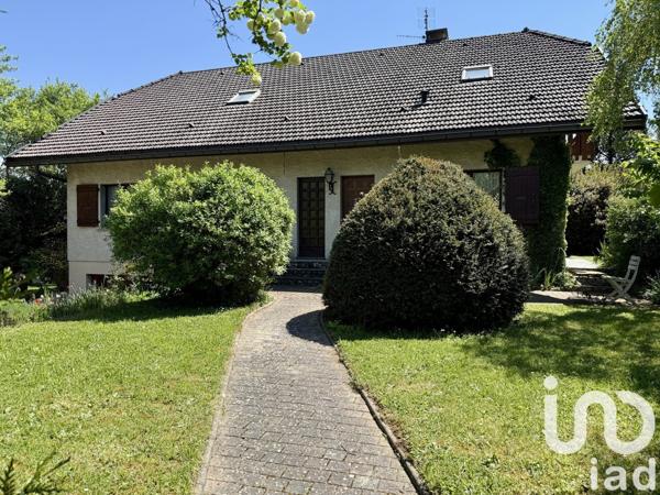 Maison traditionnelle 9 pièces de 187 m² à Cornier (74800)