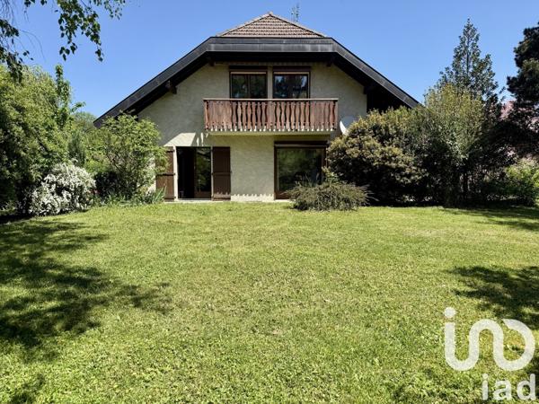 Maison traditionnelle 9 pièces de 187 m² à Cornier (74800)