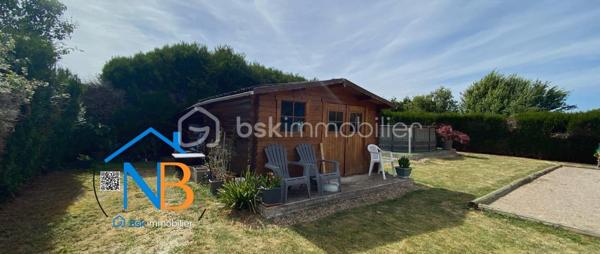 Venez découvrir ce charmant pavillon proche de Clamecy 9km, d’Auxerre 35 km, Paris 200km .
Situé  dans une petite raquette en voie sans issue, offrant calme, sécurité et tranquillité au quotidien.

Dès l’entrée, vous serez séduits par une maison chaleureuse et parfaitement entretenue. Elle bénéficie d’un chauffage électrique complété par un poêle à pellets, apportant confort et économies d’énergie. 
La cuisine ouverte sur le salon entièrement aménagée et équipée, comprend notamment un réfrigérateur américain et reste en place pour votre plus grand confort.
Deux chambres avec parquet récent ( possibilité de faire une chambre supplémentaire sous combles et une au sous-sol ) . 
Sur un terrain clos et sans vis à vis , vous profiterez également de nombreux équipements et dépendances : chalet, cabanon de jardin, carport  et piscine surélevée, tous inclus dans la vente.

Les atouts :
• Secteur très calme 
• Sous-sol pratique offrant de nombreux espaces de rangement
• Cuisine équipée avec frigo américain
• Poêle à pellets inclus
• Chalet, cabanon et carport
• Piscine surélevée incluse
• Terrain soigneusement entretenu et joliment fleuri

Une maison prête à accueillir ses nouveaux propriétaires, où il ne reste plus qu’à poser vos valises et profiter d’un cadre de vie agréable et paisible.

À visiter sans tarder !