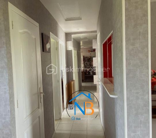 Venez découvrir ce charmant pavillon proche de Clamecy 9km, d’Auxerre 35 km, Paris 200km .
Situé  dans une petite raquette en voie sans issue, offrant calme, sécurité et tranquillité au quotidien.

Dès l’entrée, vous serez séduits par une maison chaleureuse et parfaitement entretenue. Elle bénéficie d’un chauffage électrique complété par un poêle à pellets, apportant confort et économies d’énergie. 
La cuisine ouverte sur le salon entièrement aménagée et équipée, comprend notamment un réfrigérateur américain et reste en place pour votre plus grand confort.
Deux chambres avec parquet récent ( possibilité de faire une chambre supplémentaire sous combles et une au sous-sol ) . 
Sur un terrain clos et sans vis à vis , vous profiterez également de nombreux équipements et dépendances : chalet, cabanon de jardin, carport  et piscine surélevée, tous inclus dans la vente.

Les atouts :
• Secteur très calme 
• Sous-sol pratique offrant de nombreux espaces de rangement
• Cuisine équipée avec frigo américain
• Poêle à pellets inclus
• Chalet, cabanon et carport
• Piscine surélevée incluse
• Terrain soigneusement entretenu et joliment fleuri

Une maison prête à accueillir ses nouveaux propriétaires, où il ne reste plus qu’à poser vos valises et profiter d’un cadre de vie agréable et paisible.

À visiter sans tarder !