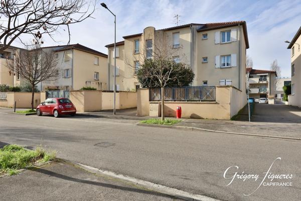 Appartement avec balcon (garage en option) – Saint-Priest Village, à deux pas du Château