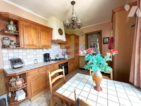 Maison type 1930 d'environ 150m² située à Coudekerque Branche, ville recherché pour son dynamis...