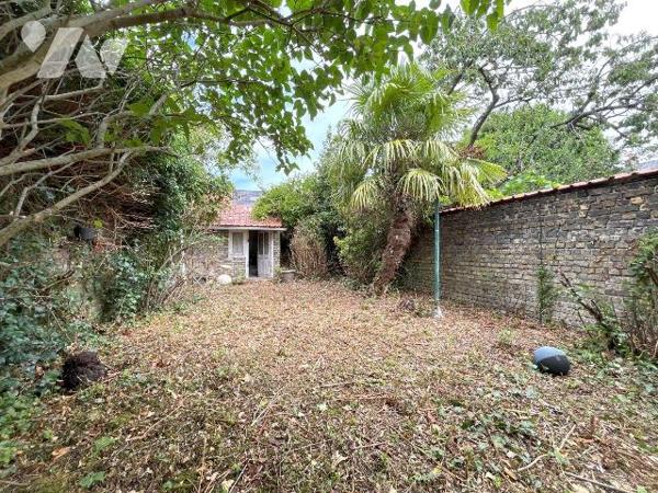 Maison type 1930 d'environ 150m² située à Coudekerque Branche, ville recherché pour son dynamis...