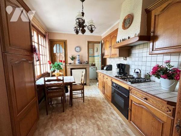 Maison type 1930 d'environ 150m² située à Coudekerque Branche, ville recherché pour son dynamis...