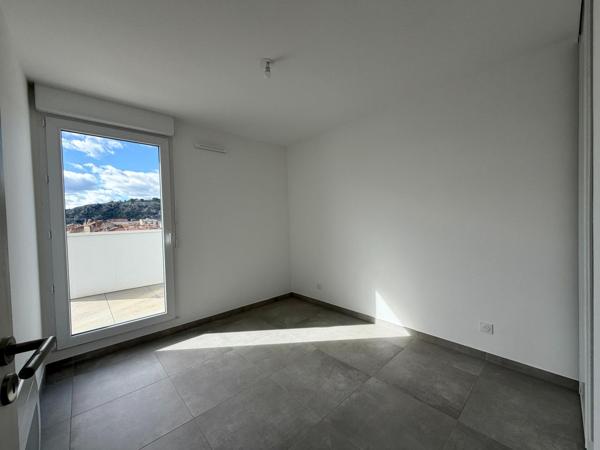 Duplex 3 pièces neuf 2025 avec terrasses et vue dégagée – Cavaillon