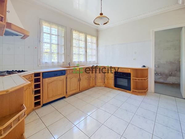 Maison
         6 pièces
        - 220 m² Exclusivité 499 900 € *