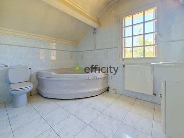 Maison
         6 pièces
        - 220 m² Exclusivité 499 900 € *