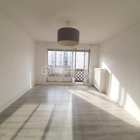 Situé au 3ᵉ étage du bâtiment annulaire, rue Auguste-Wicky à Mulhouse, cet appartement de 92 m² bénéficie d'un emplacement privilégié, à proximité immédiate de la gare et à deux pas du centre historique. Ses beaux volumes et sa configuration offrent de nombreuses possibilités d'aménagement.

Une adresse emblématique de Mulhouse
Construit dans les années 1950 par l'architecte Pierre-Jean Guth, le bâtiment annulaire est un édifice singulier de l'architecture mulhousienne d'après-guerre. Sa forme circulaire remarquable et son histoire lui ont valu une inscription au titre des monuments historiques en 2006. Une adresse de caractère, au cœur d'un ensemble architectural qui fait partie du patrimoine de la ville.

Un appartement à aménager selon votre projet
L'appartement se compose d'une large entrée, de quatre belles pièces de 11, 12, 16 et 17 m², offrant différentes possibilités d'aménagement selon les besoins de chacun. Une cuisine indépendante, une salle de bains, un WC séparé et un petit balcon complètent le bien.
Des travaux de rénovation sont à prévoir, laissant la possibilité de repenser les espaces et les prestations selon vos envies. Un devis a déjà été réalisé afin de permettre aux acquéreurs d'anticiper le budget nécessaire à leur projet.
À l'arrière de l'immeuble, la cour intérieure verdoyante entretenue par la Ville de Mulhouse apportent une touche de nature en milieu urbain. Le bien dispose également d'une cave. Des possibilités de stationnement existent à l'arrière de l'immeuble, sous réserve de disponibilité.

Que ce soit pour créer un lieu de vie personnalisé ou pour réaliser un investissement locatif, cet appartement présente un potentiel intéressant. Le règlement de copropriété autorise la location de courte durée, un atout supplémentaire pour les acquéreurs souhaitant étudier cette possibilité, sous réserve du respect de la réglementation applicable.

Informations complémentaires
- Surface : 92 m²
- Étage : 3ᵉ
- Chauffage collectif au gaz
- DPE : D — GES : D
- Taxe foncière : 1 200 € par an
- Charges annuelles comprennant charges générales de l'immeuble, eau chaude, eau froide et chauffage (5830€ de charges locatives sur 6283€ en 2025)