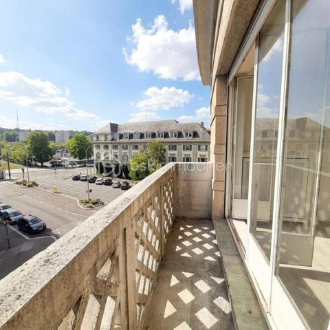 Situé au 3ᵉ étage du bâtiment annulaire, rue Auguste-Wicky à Mulhouse, cet appartement de 92 m² bénéficie d'un emplacement privilégié, à proximité immédiate de la gare et à deux pas du centre historique. Ses beaux volumes et sa configuration offrent de nombreuses possibilités d'aménagement.

Une adresse emblématique de Mulhouse
Construit dans les années 1950 par l'architecte Pierre-Jean Guth, le bâtiment annulaire est un édifice singulier de l'architecture mulhousienne d'après-guerre. Sa forme circulaire remarquable et son histoire lui ont valu une inscription au titre des monuments historiques en 2006. Une adresse de caractère, au cœur d'un ensemble architectural qui fait partie du patrimoine de la ville.

Un appartement à aménager selon votre projet
L'appartement se compose d'une large entrée, de quatre belles pièces de 11, 12, 16 et 17 m², offrant différentes possibilités d'aménagement selon les besoins de chacun. Une cuisine indépendante, une salle de bains, un WC séparé et un petit balcon complètent le bien.
Des travaux de rénovation sont à prévoir, laissant la possibilité de repenser les espaces et les prestations selon vos envies. Un devis a déjà été réalisé afin de permettre aux acquéreurs d'anticiper le budget nécessaire à leur projet.
À l'arrière de l'immeuble, la cour intérieure verdoyante entretenue par la Ville de Mulhouse apportent une touche de nature en milieu urbain. Le bien dispose également d'une cave. Des possibilités de stationnement existent à l'arrière de l'immeuble, sous réserve de disponibilité.

Que ce soit pour créer un lieu de vie personnalisé ou pour réaliser un investissement locatif, cet appartement présente un potentiel intéressant. Le règlement de copropriété autorise la location de courte durée, un atout supplémentaire pour les acquéreurs souhaitant étudier cette possibilité, sous réserve du respect de la réglementation applicable.

Informations complémentaires
- Surface : 92 m²
- Étage : 3ᵉ
- Chauffage collectif au gaz
- DPE : D — GES : D
- Taxe foncière : 1 200 € par an
- Charges annuelles comprennant charges générales de l'immeuble, eau chaude, eau froide et chauffage (5830€ de charges locatives sur 6283€ en 2025)