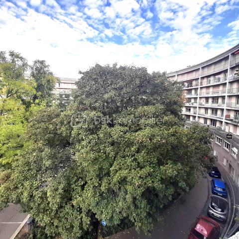 Situé au 3ᵉ étage du bâtiment annulaire, rue Auguste-Wicky à Mulhouse, cet appartement de 92 m² bénéficie d'un emplacement privilégié, à proximité immédiate de la gare et à deux pas du centre historique. Ses beaux volumes et sa configuration offrent de nombreuses possibilités d'aménagement.

Une adresse emblématique de Mulhouse
Construit dans les années 1950 par l'architecte Pierre-Jean Guth, le bâtiment annulaire est un édifice singulier de l'architecture mulhousienne d'après-guerre. Sa forme circulaire remarquable et son histoire lui ont valu une inscription au titre des monuments historiques en 2006. Une adresse de caractère, au cœur d'un ensemble architectural qui fait partie du patrimoine de la ville.

Un appartement à aménager selon votre projet
L'appartement se compose d'une large entrée, de quatre belles pièces de 11, 12, 16 et 17 m², offrant différentes possibilités d'aménagement selon les besoins de chacun. Une cuisine indépendante, une salle de bains, un WC séparé et un petit balcon complètent le bien.
Des travaux de rénovation sont à prévoir, laissant la possibilité de repenser les espaces et les prestations selon vos envies. Un devis a déjà été réalisé afin de permettre aux acquéreurs d'anticiper le budget nécessaire à leur projet.
À l'arrière de l'immeuble, la cour intérieure verdoyante entretenue par la Ville de Mulhouse apportent une touche de nature en milieu urbain. Le bien dispose également d'une cave. Des possibilités de stationnement existent à l'arrière de l'immeuble, sous réserve de disponibilité.

Que ce soit pour créer un lieu de vie personnalisé ou pour réaliser un investissement locatif, cet appartement présente un potentiel intéressant. Le règlement de copropriété autorise la location de courte durée, un atout supplémentaire pour les acquéreurs souhaitant étudier cette possibilité, sous réserve du respect de la réglementation applicable.

Informations complémentaires
- Surface : 92 m²
- Étage : 3ᵉ
- Chauffage collectif au gaz
- DPE : D — GES : D
- Taxe foncière : 1 200 € par an
- Charges annuelles comprennant charges générales de l'immeuble, eau chaude, eau froide et chauffage (5830€ de charges locatives sur 6283€ en 2025)