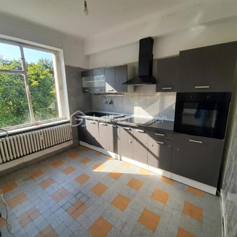 Situé au 3ᵉ étage du bâtiment annulaire, rue Auguste-Wicky à Mulhouse, cet appartement de 92 m² bénéficie d'un emplacement privilégié, à proximité immédiate de la gare et à deux pas du centre historique. Ses beaux volumes et sa configuration offrent de nombreuses possibilités d'aménagement.

Une adresse emblématique de Mulhouse
Construit dans les années 1950 par l'architecte Pierre-Jean Guth, le bâtiment annulaire est un édifice singulier de l'architecture mulhousienne d'après-guerre. Sa forme circulaire remarquable et son histoire lui ont valu une inscription au titre des monuments historiques en 2006. Une adresse de caractère, au cœur d'un ensemble architectural qui fait partie du patrimoine de la ville.

Un appartement à aménager selon votre projet
L'appartement se compose d'une large entrée, de quatre belles pièces de 11, 12, 16 et 17 m², offrant différentes possibilités d'aménagement selon les besoins de chacun. Une cuisine indépendante, une salle de bains, un WC séparé et un petit balcon complètent le bien.
Des travaux de rénovation sont à prévoir, laissant la possibilité de repenser les espaces et les prestations selon vos envies. Un devis a déjà été réalisé afin de permettre aux acquéreurs d'anticiper le budget nécessaire à leur projet.
À l'arrière de l'immeuble, la cour intérieure verdoyante entretenue par la Ville de Mulhouse apportent une touche de nature en milieu urbain. Le bien dispose également d'une cave. Des possibilités de stationnement existent à l'arrière de l'immeuble, sous réserve de disponibilité.

Que ce soit pour créer un lieu de vie personnalisé ou pour réaliser un investissement locatif, cet appartement présente un potentiel intéressant. Le règlement de copropriété autorise la location de courte durée, un atout supplémentaire pour les acquéreurs souhaitant étudier cette possibilité, sous réserve du respect de la réglementation applicable.

Informations complémentaires
- Surface : 92 m²
- Étage : 3ᵉ
- Chauffage collectif au gaz
- DPE : D — GES : D
- Taxe foncière : 1 200 € par an
- Charges annuelles comprennant charges générales de l'immeuble, eau chaude, eau froide et chauffage (5830€ de charges locatives sur 6283€ en 2025)