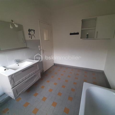 Situé au 3ᵉ étage du bâtiment annulaire, rue Auguste-Wicky à Mulhouse, cet appartement de 92 m² bénéficie d'un emplacement privilégié, à proximité immédiate de la gare et à deux pas du centre historique. Ses beaux volumes et sa configuration offrent de nombreuses possibilités d'aménagement.

Une adresse emblématique de Mulhouse
Construit dans les années 1950 par l'architecte Pierre-Jean Guth, le bâtiment annulaire est un édifice singulier de l'architecture mulhousienne d'après-guerre. Sa forme circulaire remarquable et son histoire lui ont valu une inscription au titre des monuments historiques en 2006. Une adresse de caractère, au cœur d'un ensemble architectural qui fait partie du patrimoine de la ville.

Un appartement à aménager selon votre projet
L'appartement se compose d'une large entrée, de quatre belles pièces de 11, 12, 16 et 17 m², offrant différentes possibilités d'aménagement selon les besoins de chacun. Une cuisine indépendante, une salle de bains, un WC séparé et un petit balcon complètent le bien.
Des travaux de rénovation sont à prévoir, laissant la possibilité de repenser les espaces et les prestations selon vos envies. Un devis a déjà été réalisé afin de permettre aux acquéreurs d'anticiper le budget nécessaire à leur projet.
À l'arrière de l'immeuble, la cour intérieure verdoyante entretenue par la Ville de Mulhouse apportent une touche de nature en milieu urbain. Le bien dispose également d'une cave. Des possibilités de stationnement existent à l'arrière de l'immeuble, sous réserve de disponibilité.

Que ce soit pour créer un lieu de vie personnalisé ou pour réaliser un investissement locatif, cet appartement présente un potentiel intéressant. Le règlement de copropriété autorise la location de courte durée, un atout supplémentaire pour les acquéreurs souhaitant étudier cette possibilité, sous réserve du respect de la réglementation applicable.

Informations complémentaires
- Surface : 92 m²
- Étage : 3ᵉ
- Chauffage collectif au gaz
- DPE : D — GES : D
- Taxe foncière : 1 200 € par an
- Charges annuelles comprennant charges générales de l'immeuble, eau chaude, eau froide et chauffage (5830€ de charges locatives sur 6283€ en 2025)