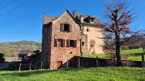 Corps de ferme en pierre à vendre-maison de caractére avec grange et terrain-cadre campagne
