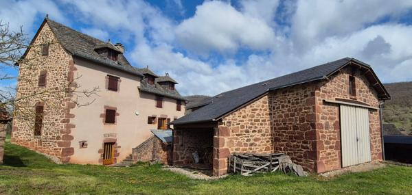 Corps de ferme en pierre à vendre-maison de caractére avec grange et terrain-cadre campagne