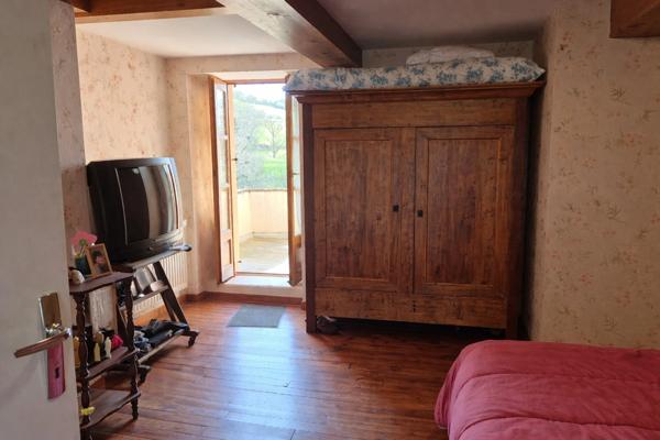 Corps de ferme en pierre à vendre-maison de caractére avec grange et terrain-cadre campagne