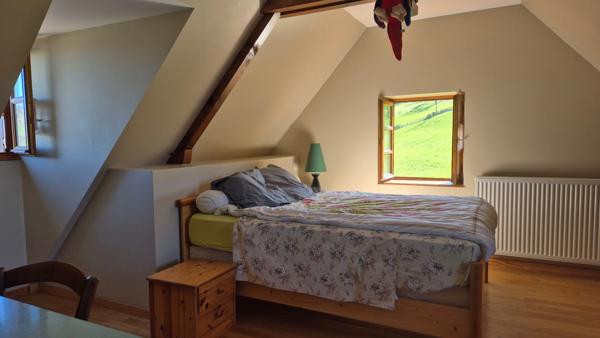 Corps de ferme en pierre à vendre-maison de caractére avec grange et terrain-cadre campagne