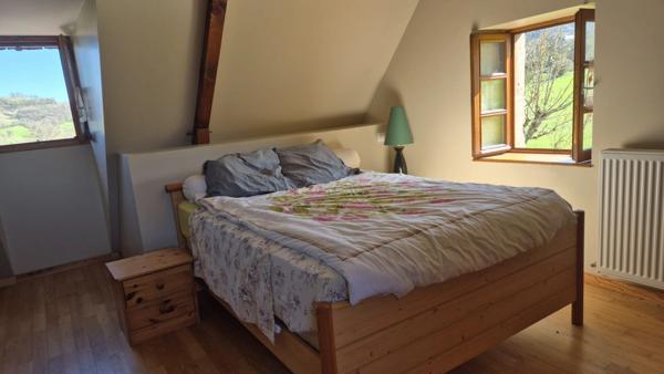 Corps de ferme en pierre à vendre-maison de caractére avec grange et terrain-cadre campagne