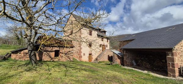 Corps de ferme en pierre à vendre-maison de caractére avec grange et terrain-cadre campagne