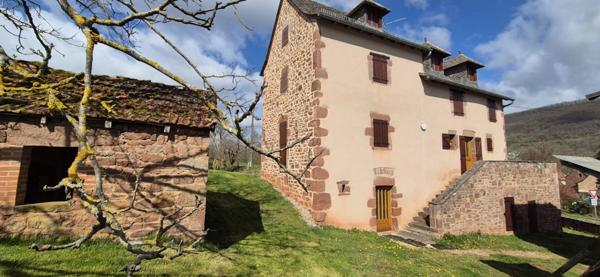 Corps de ferme en pierre à vendre-maison de caractére avec grange et terrain-cadre campagne