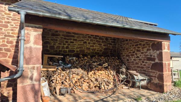 Corps de ferme en pierre à vendre-maison de caractére avec grange et terrain-cadre campagne