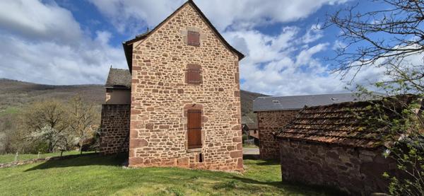 Corps de ferme en pierre à vendre-maison de caractére avec grange et terrain-cadre campagne