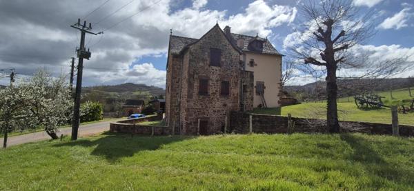 Corps de ferme en pierre à vendre-maison de caractére avec grange et terrain-cadre campagne