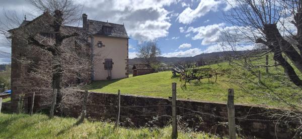 Corps de ferme en pierre à vendre-maison de caractére avec grange et terrain-cadre campagne