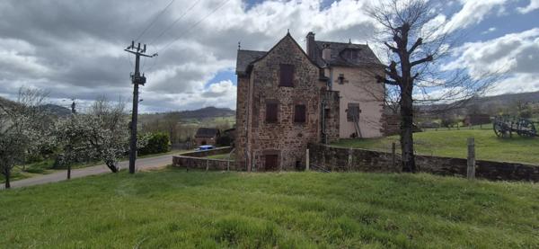 Corps de ferme en pierre à vendre-maison de caractére avec grange et terrain-cadre campagne