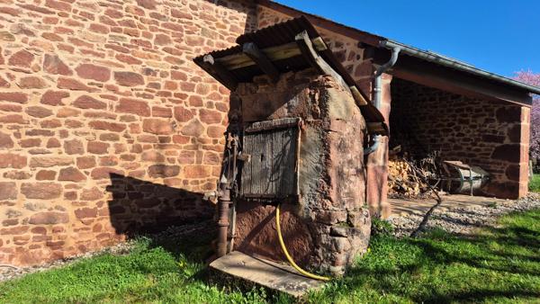 Corps de ferme en pierre à vendre-maison de caractére avec grange et terrain-cadre campagne