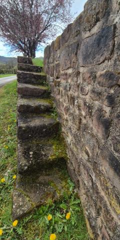 Corps de ferme en pierre à vendre-maison de caractére avec grange et terrain-cadre campagne