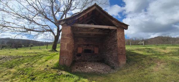 Corps de ferme en pierre à vendre-maison de caractére avec grange et terrain-cadre campagne