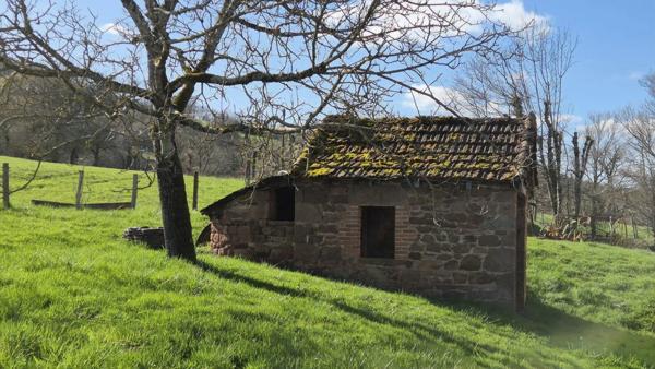 Corps de ferme en pierre à vendre-maison de caractére avec grange et terrain-cadre campagne