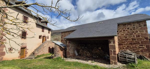 Corps de ferme en pierre à vendre-maison de caractére avec grange et terrain-cadre campagne