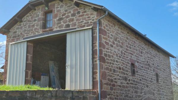 Corps de ferme en pierre à vendre-maison de caractére avec grange et terrain-cadre campagne