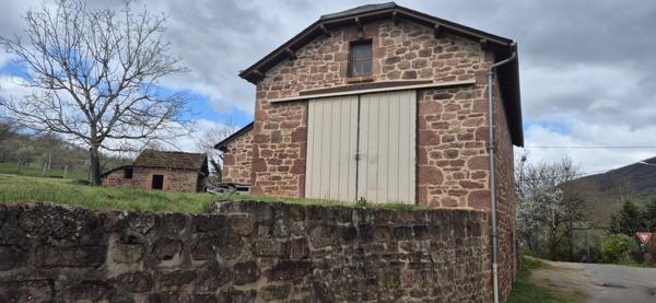 Corps de ferme en pierre à vendre-maison de caractére avec grange et terrain-cadre campagne