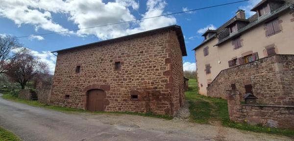 Corps de ferme en pierre à vendre-maison de caractére avec grange et terrain-cadre campagne