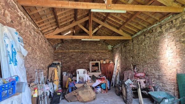Corps de ferme en pierre à vendre-maison de caractére avec grange et terrain-cadre campagne