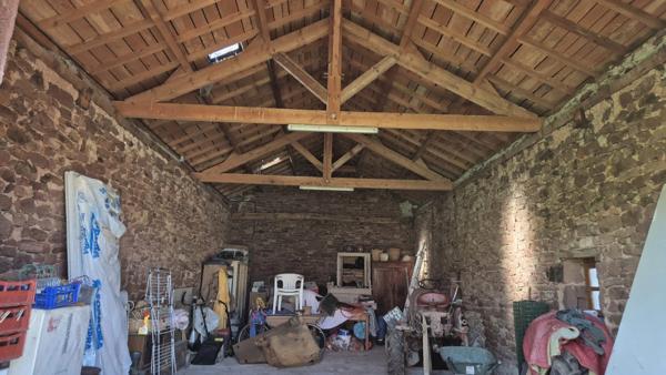 Corps de ferme en pierre à vendre-maison de caractére avec grange et terrain-cadre campagne