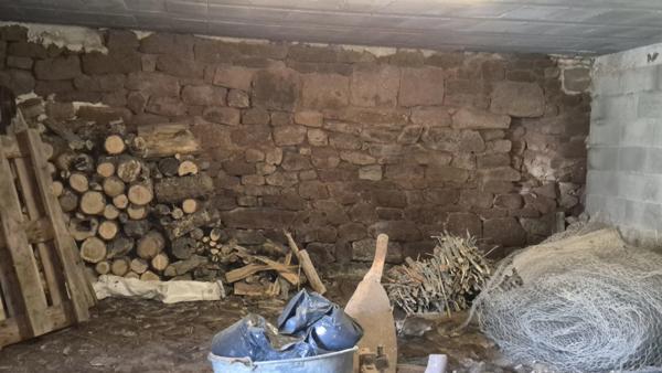 Corps de ferme en pierre à vendre-maison de caractére avec grange et terrain-cadre campagne