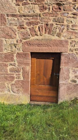 Corps de ferme en pierre à vendre-maison de caractére avec grange et terrain-cadre campagne