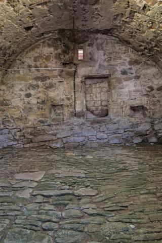 Corps de ferme en pierre à vendre-maison de caractére avec grange et terrain-cadre campagne