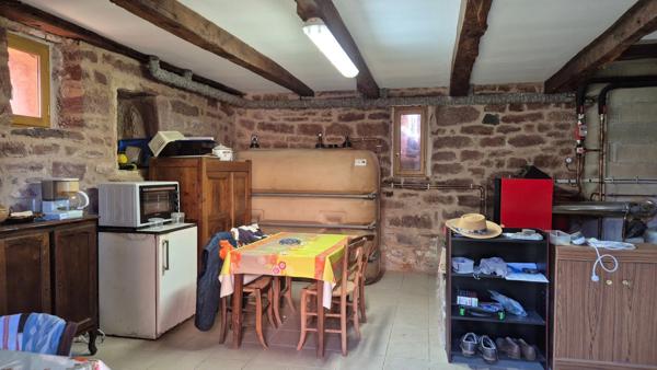 Corps de ferme en pierre à vendre-maison de caractére avec grange et terrain-cadre campagne
