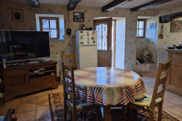 Corps de ferme en pierre à vendre-maison de caractére avec grange et terrain-cadre campagne