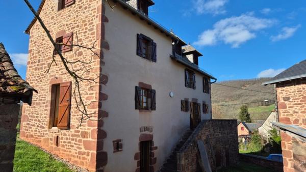 Corps de ferme en pierre à vendre-maison de caractére avec grange et terrain-cadre campagne