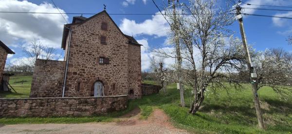 Corps de ferme en pierre à vendre-maison de caractére avec grange et terrain-cadre campagne