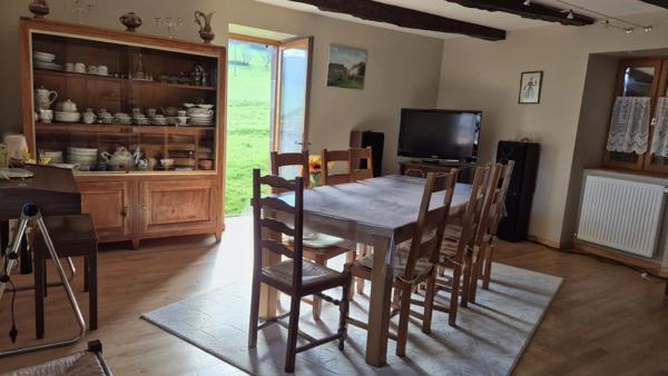 Corps de ferme en pierre à vendre-maison de caractére avec grange et terrain-cadre campagne